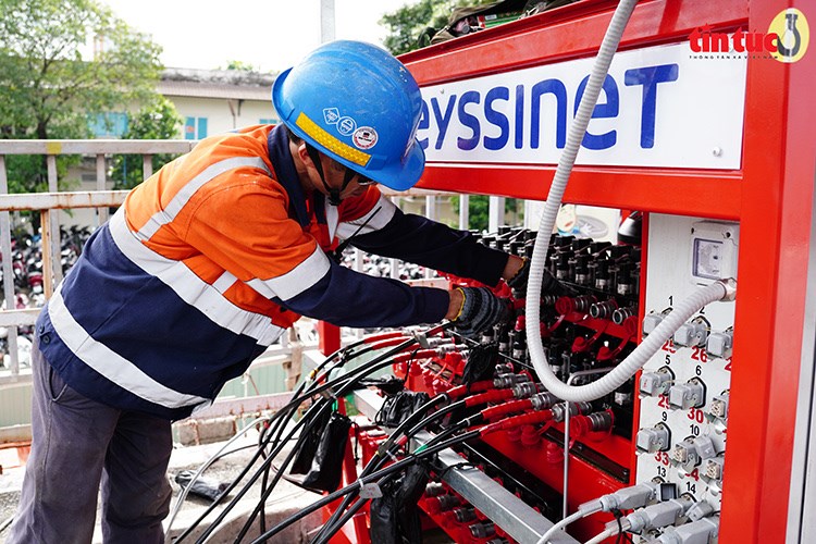 Công nhân tất bật thi công.