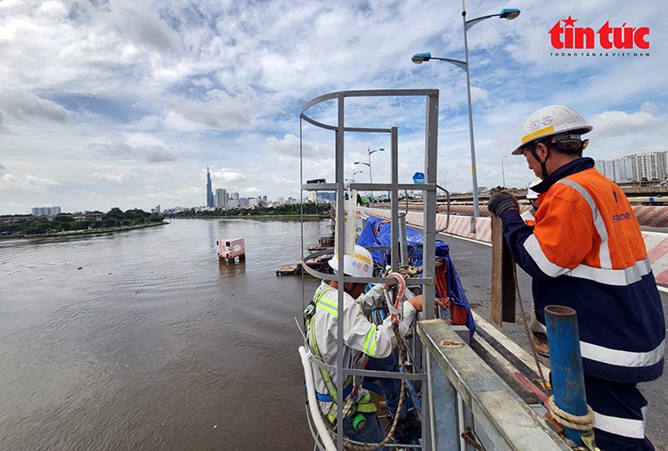 Công nhân tất bật thi công.