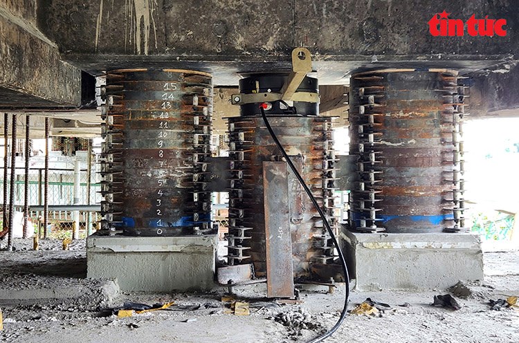 Mỗi lần nâng 4 cm mất khoảng 2 giờ, sau đó công nhân sẽ chèn tấm kê lần lượt vào các vị trí để cố định, bảo đảm an toàn và giữ ổn định cho kết cấu.