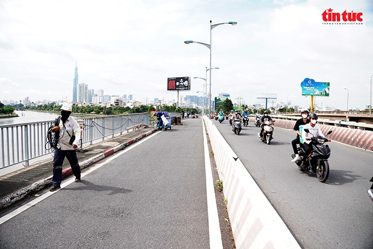 Trong quá trình kích nâng, xe máy vẫn được phép đi qua cầu Bình Triệu 1.