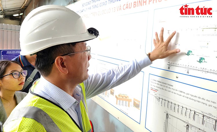 Trưởng Phòng Quản lý hạ tầng số 2 Nguyễn Viết Quang giới thiệu bản vẽ công nghệ nâng tĩnh không cầu Bình Triệu 1.