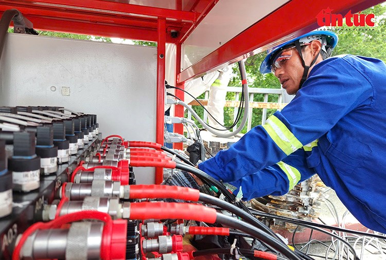 Việc nâng tĩnh không cầu được thực hiện chuẩn xác thông qua công nghệ hiện đại, được kỹ sư Việt Nam thực hiện.