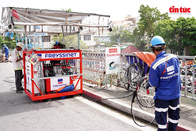 Việc nâng tĩnh không cầu được thực hiện chuẩn xác thông qua công nghệ hiện đại, được kỹ sư Việt Nam thực hiện.